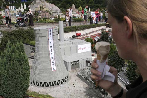 World's smallest activists shut down Kingsnorth legoland